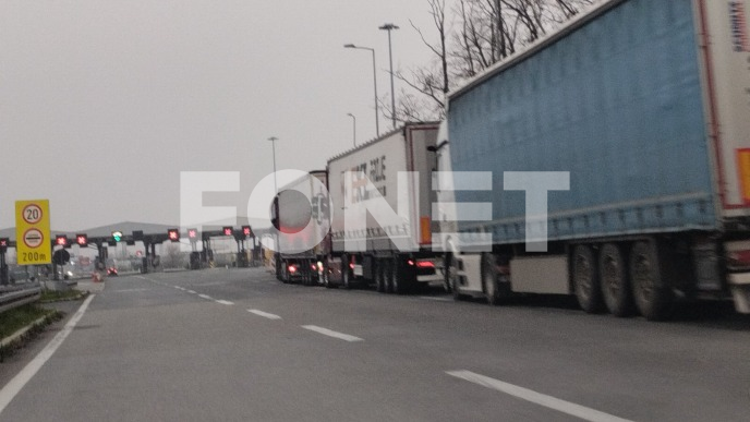 Kamioni satima na granici